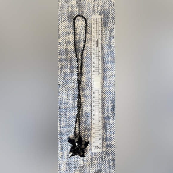 Elegant Black Floral Necklace - Picture 4 of 4